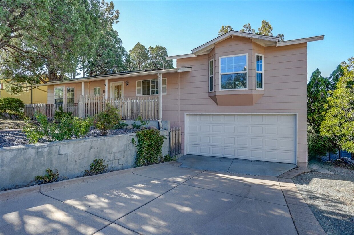 Foto principal - 3 bedroom, 2 bath pet friendly home in Pre...