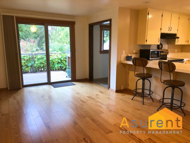 Building Photo - 3 Bed-2 Full Bath Home w/ large back yard