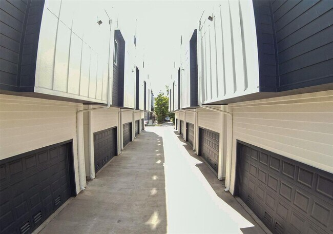 Building Photo - Beautiful Townhome in the Cultural District - 248
