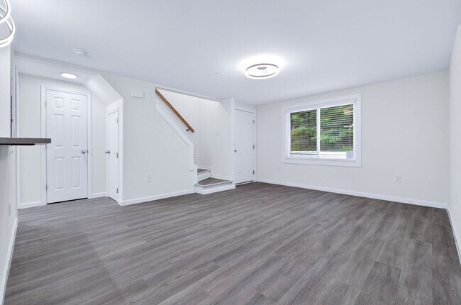 Building Photo - Newly Renovated 2 bedroom Condos!