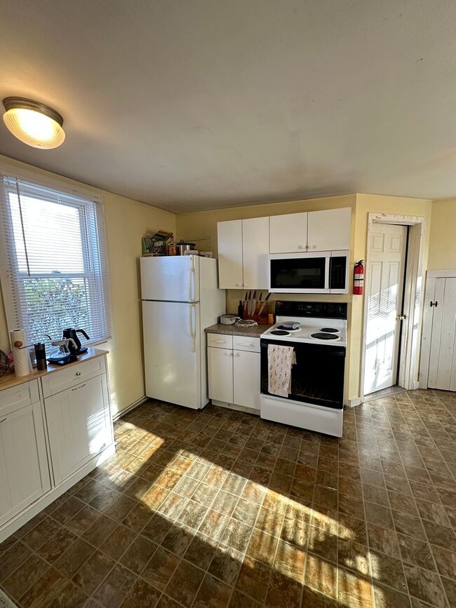 Building Photo - 27 Pierce St