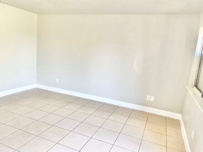 Foto del edificio - 2645 W Robinson Ave