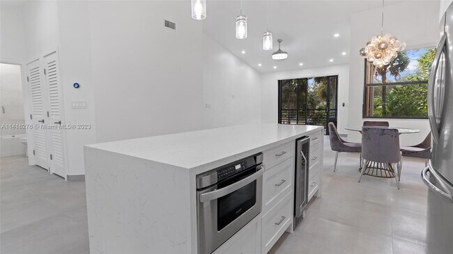 Building Photo - 15533 N Miami Lakeway