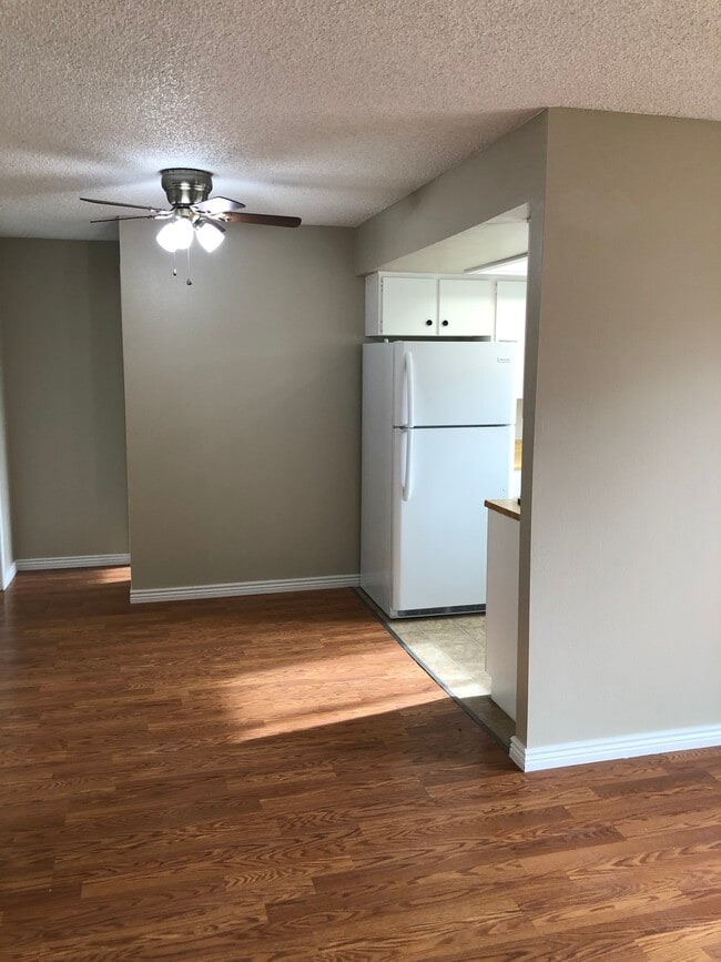 Building Photo - 1080 E Quail Park Dr