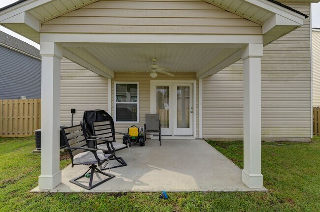 Building Photo - Spacious 5-Bedroom, 3-Bath Home with Modern Features in Elgin!