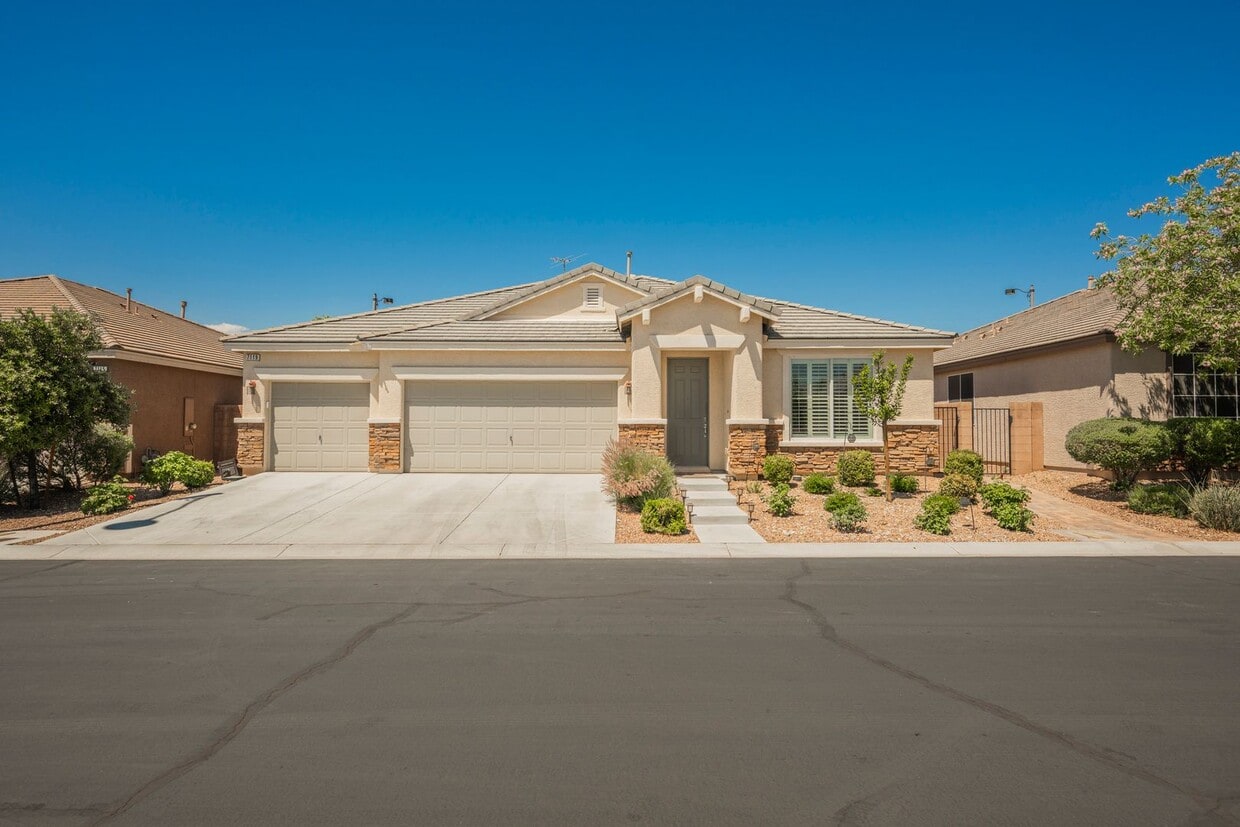 Foto principal - Single Story w/ duel primary suites gated ...