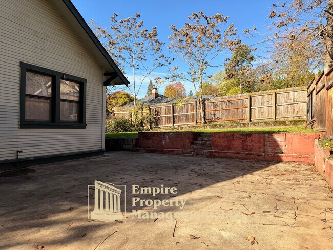 Foto del edificio - 537 NE Winchester St