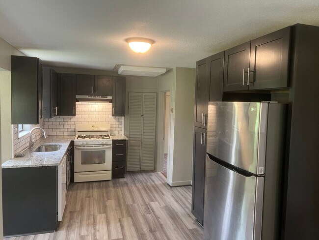 Building Photo - 2 Bed 1 Bath Cottage