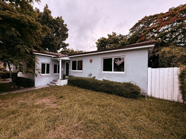 Foto del edificio - 545 NE 111th St