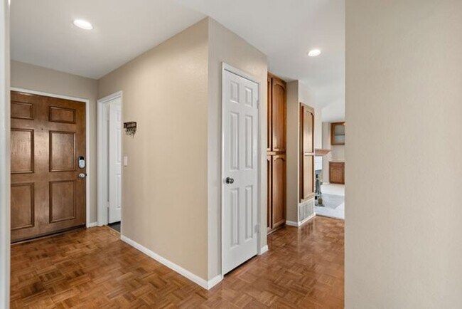 Foto del edificio - Top Floor Harbor View Condo 2 bed-2 bath