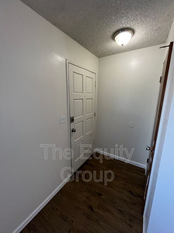 Building Photo - 913 S Demaree St