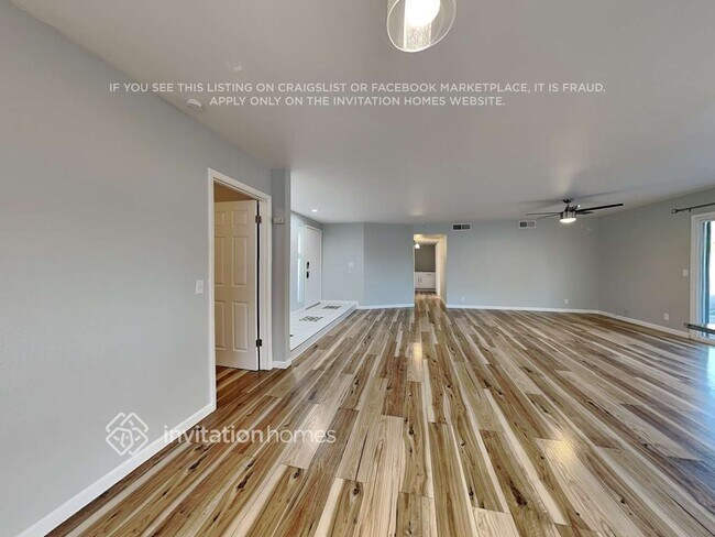 Building Photo - 304 W Alamo Dr