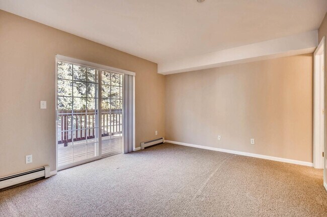 Foto del edificio - Heat included!  1 car garage!  Vaulted Cei...