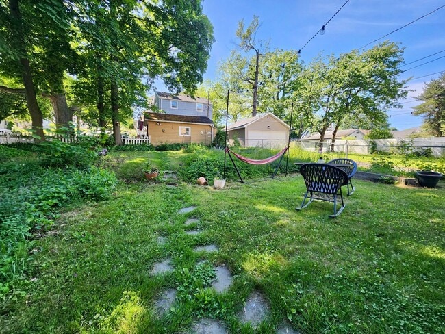 Building Photo - 3 bd 1 ba House | Charlotte | Off street P...