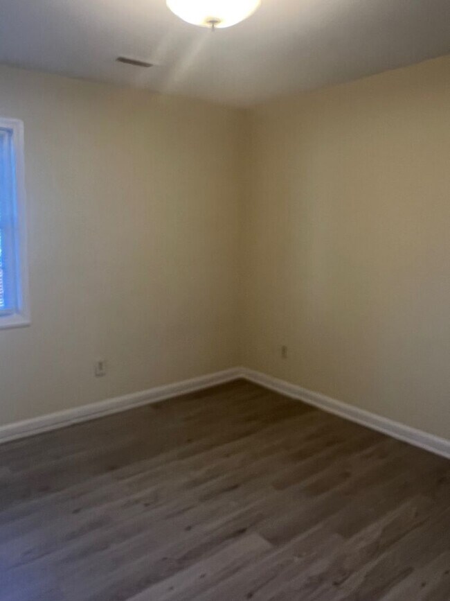 Building Photo - Two bedroom, 1 bath Apartment in Burlingto...