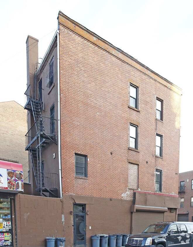 Building Photo - 394 Warren St