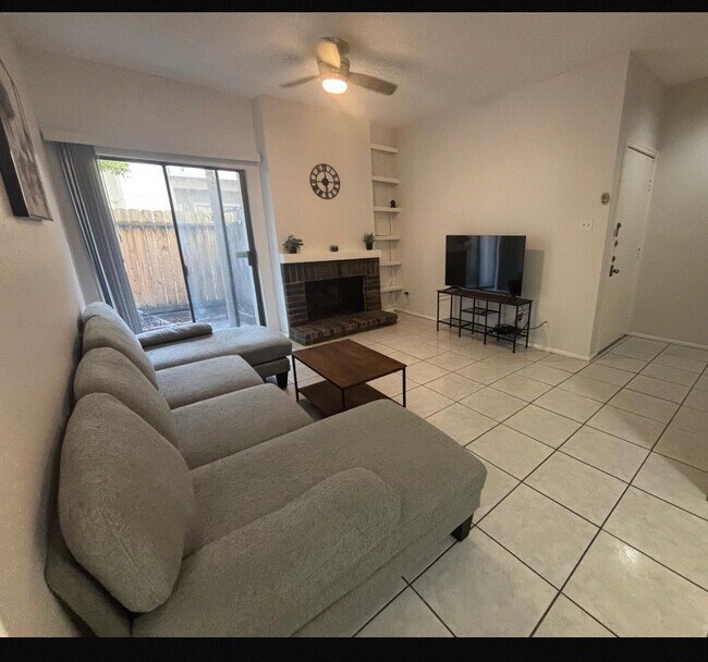 Foto del edificio - 7900 N Stadium Dr