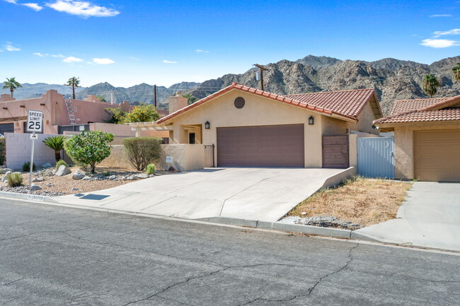 Gate to walled courtyard entry - 53715 Avenida Rubio