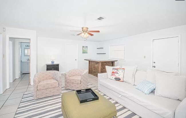 Foto del edificio - 4 bed, 2 bath house, Available August 2026!