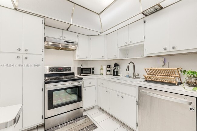 Building Photo - 300 Bayview Dr