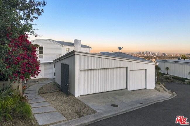 Building Photo - 1641 Woods Dr