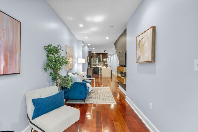Stylish 2-Level Condo with Private Yard & Chef’s Kitchen Near Petworth Metro! - Stylish 2-Level Condo with Private Yard & Chef’s Kitchen Near Petworth Metro!