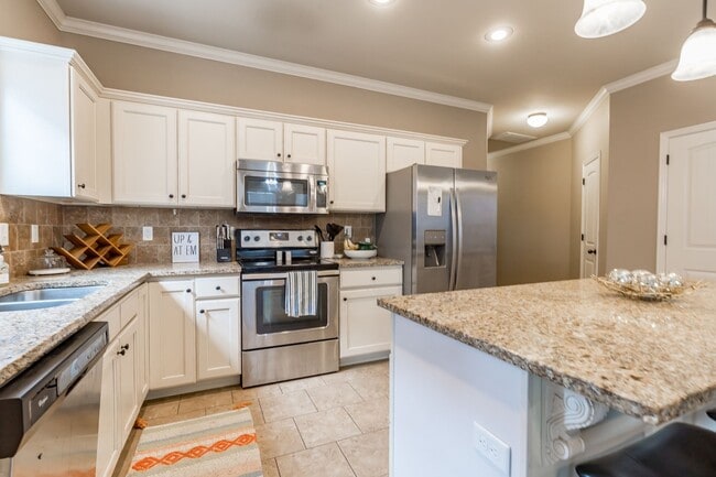 Building Photo - Beautiful 4 bedroom, 3.5 bathroom home in ...