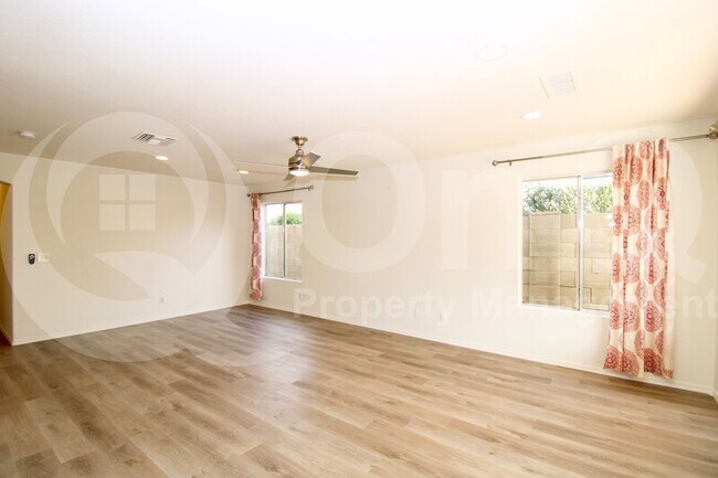 Foto del edificio - 1631 E Carson Rd
