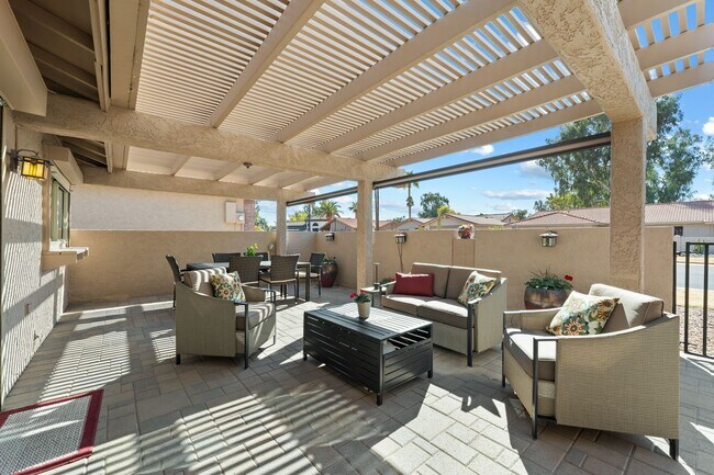 Foto del edificio - Welcome to this updated & spacious Golf Course Home in Leisure World a 45+ Active Adult Resort Co...