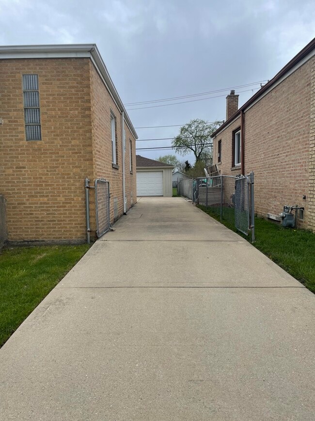 Driveway - 4518 Lawndale Ave