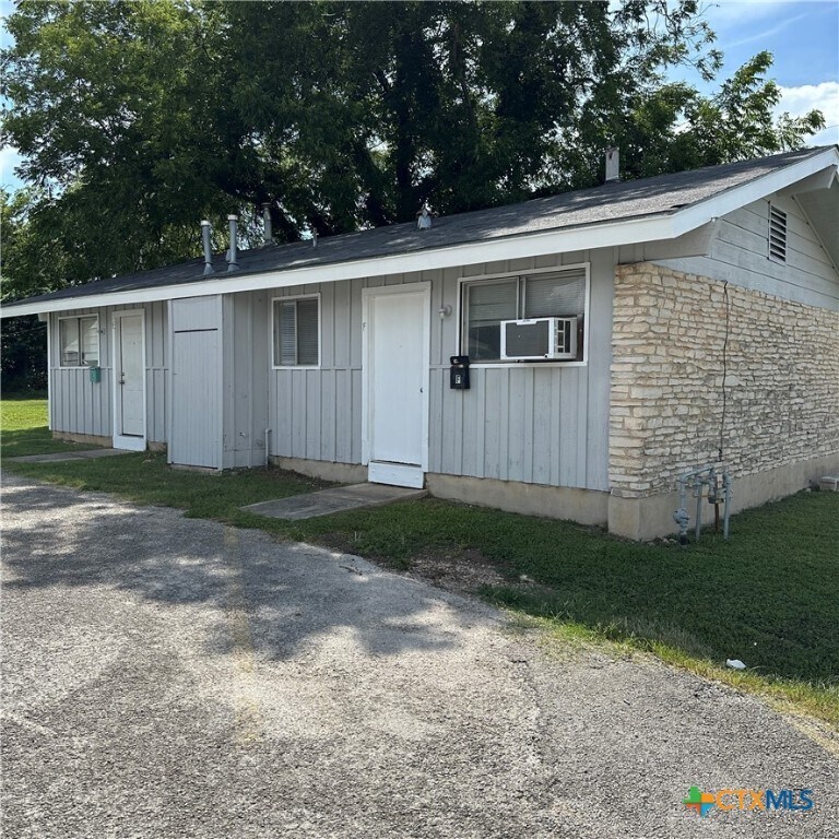 Foto principal - 1239 N LBJ Dr