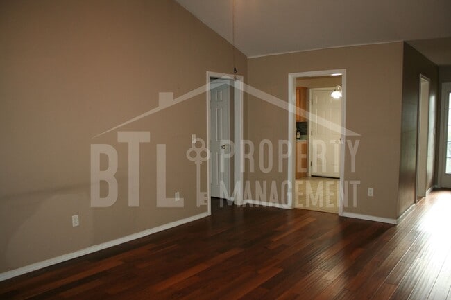 Foto del edificio - Price Reduced! 3 Bedroom 2 Car Garage Dupl...