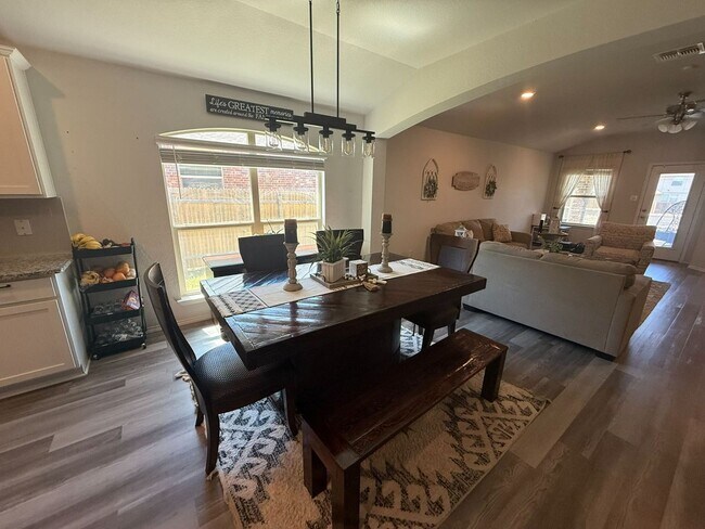 Foto del edificio - BEAUTIFUL 4-bedroom 2-bathroom home! !!HALF OFF 1ST MONTH!!