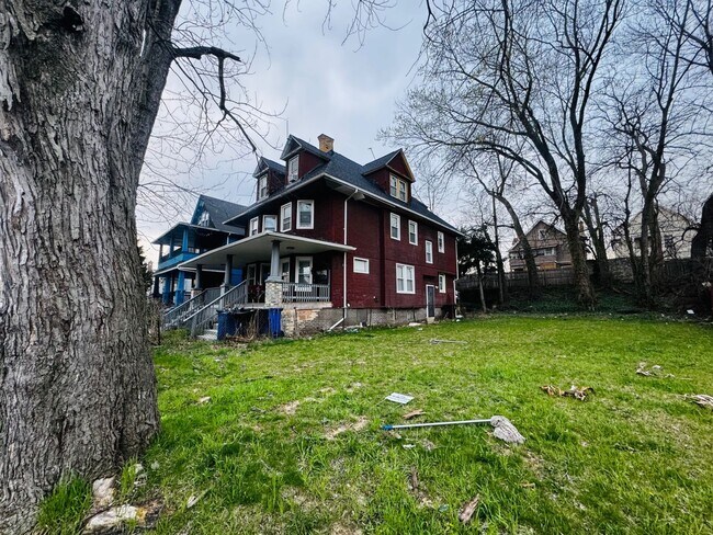 Building Photo - 576 E 110th St