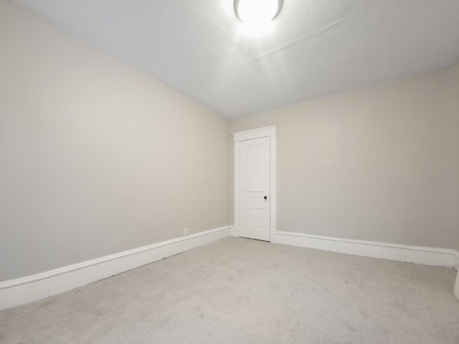 Building Photo - 644 Van Buren St NE