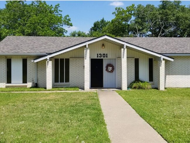 Building Photo - AUGUST PRE-LEASE!  Spacious 4 Bedroom 2 Bathroom Home CLOSE TO CAMPUS