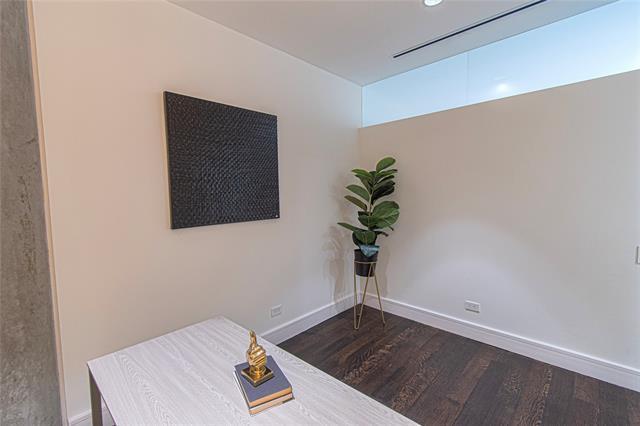 Foto del edificio - 2408 Victory Park Ln