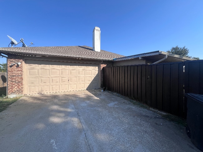 Building Photo - 2066 Vista Dr