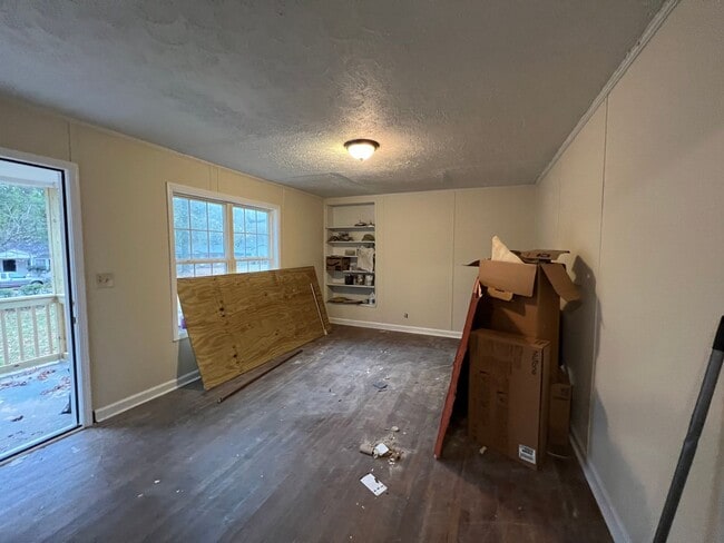 Building Photo - NEWNAN- 52 Glenn St 3 Bedroom 1 Bath