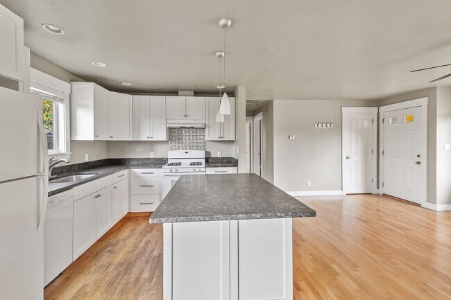 Foto del edificio - 3 Bed 1 Bath - Craftsman - Fenced Backyard...