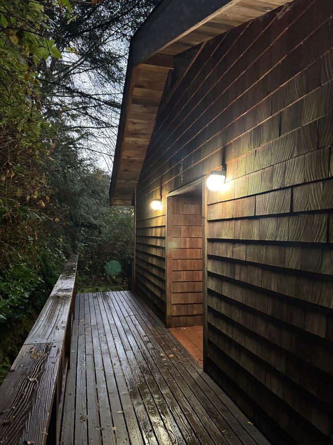 Building Photo - Custom Redwood Home near Moonstone Beach