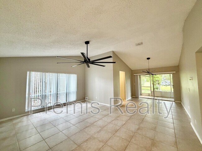 Foto del edificio - 102 Steeplechase Ln