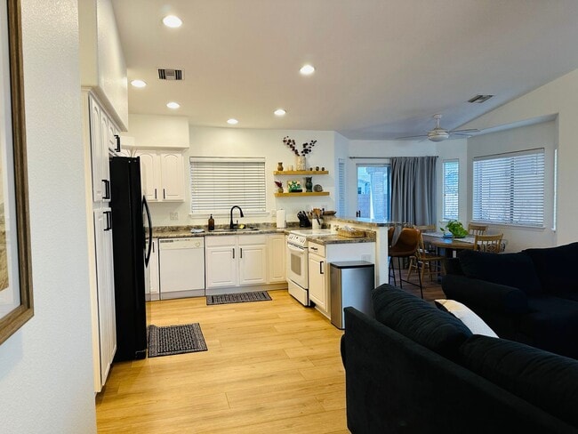 Building Photo - WINTER VACATION RENTAL Fully Furnished 3BD/2BA Bullhead City, AZ in Sunridge Estates