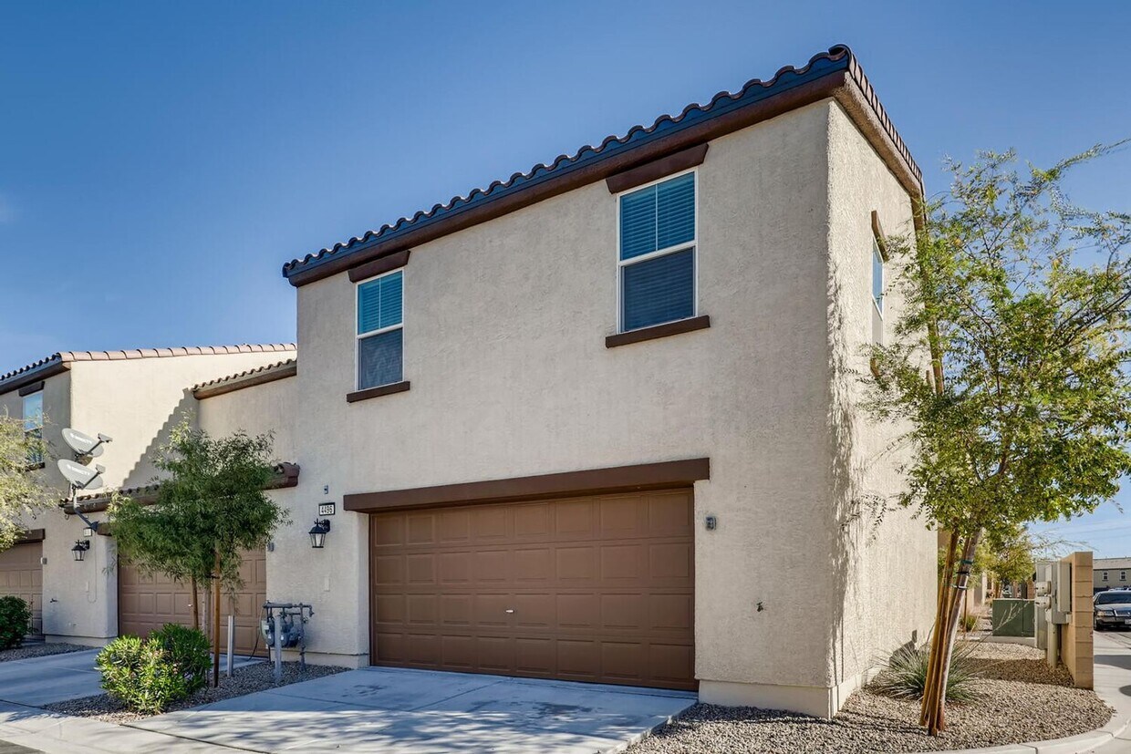 Primary Photo - 3 Bedroom Townhouse in a Gated Northeast Community Near Nellis Air Force Base