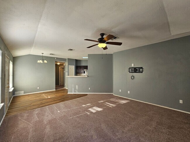 Foto del edificio - AVAILABLE NOW!