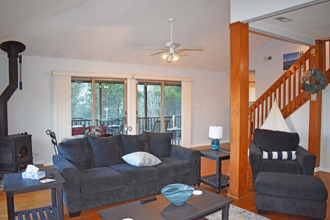 Building Photo - Adorable furnished home