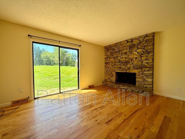 Building Photo - 2 Dawnwood Cir