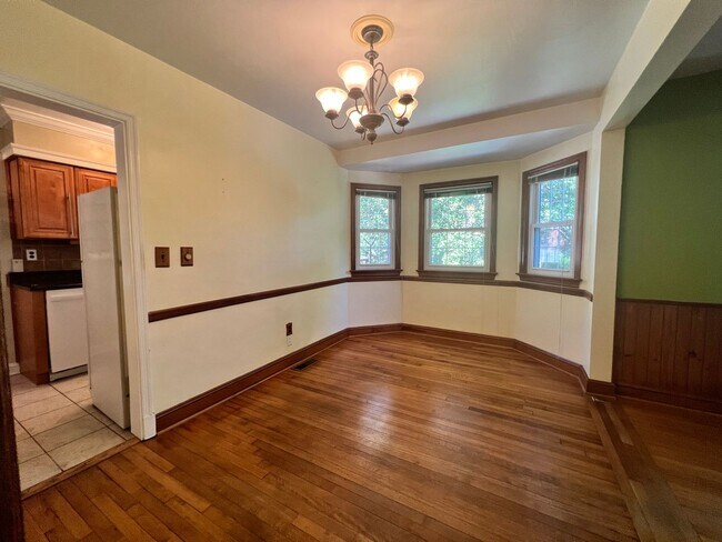 Building Photo - Charming 4 BR/2 BA Single-Family Home in B...