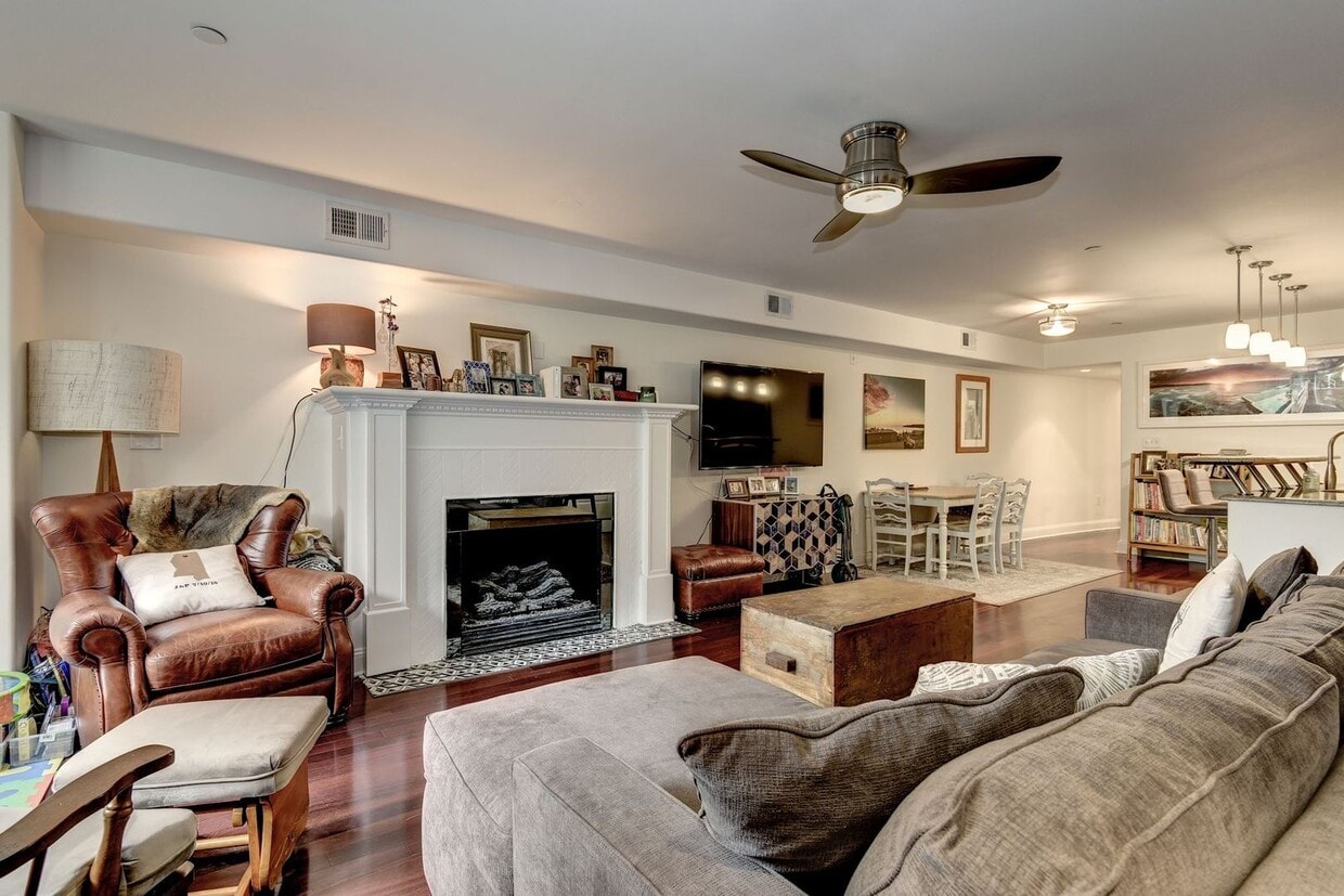 Historic Victorian Charm Meets Modern City Living — 1 BR + Den / 2 BA in Columbia Heights - Historic Victorian Charm Meets Modern City Living — 1 BR + Den / 2 BA in Columbia Heights