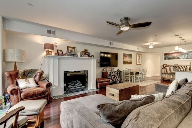 Historic Victorian Charm Meets Modern City Living — 1 BR + Den / 2 BA in Columbia Heights - Historic Victorian Charm Meets Modern City Living — 1 BR + Den / 2 BA in Columbia Heights Townhome